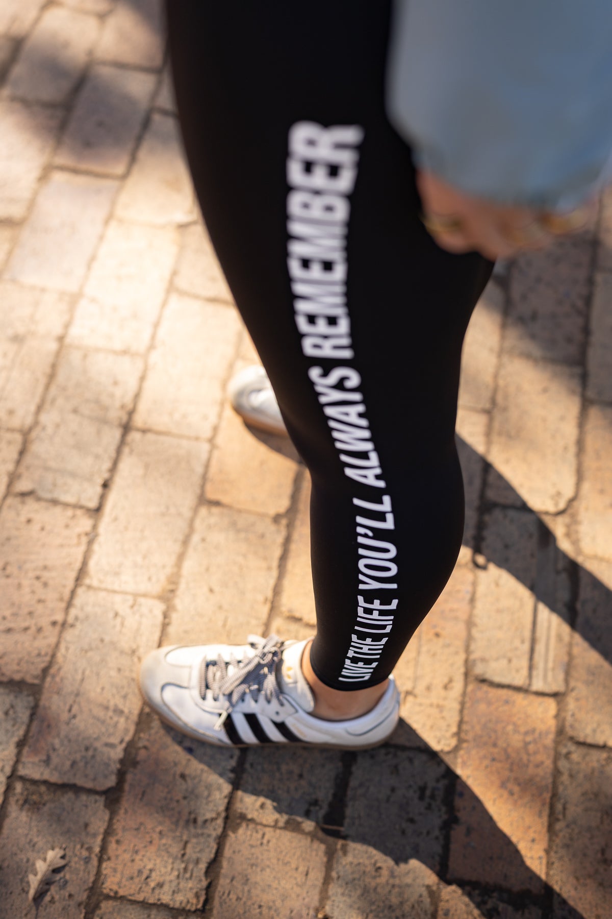 Contour Cross Leggings in Monochrome